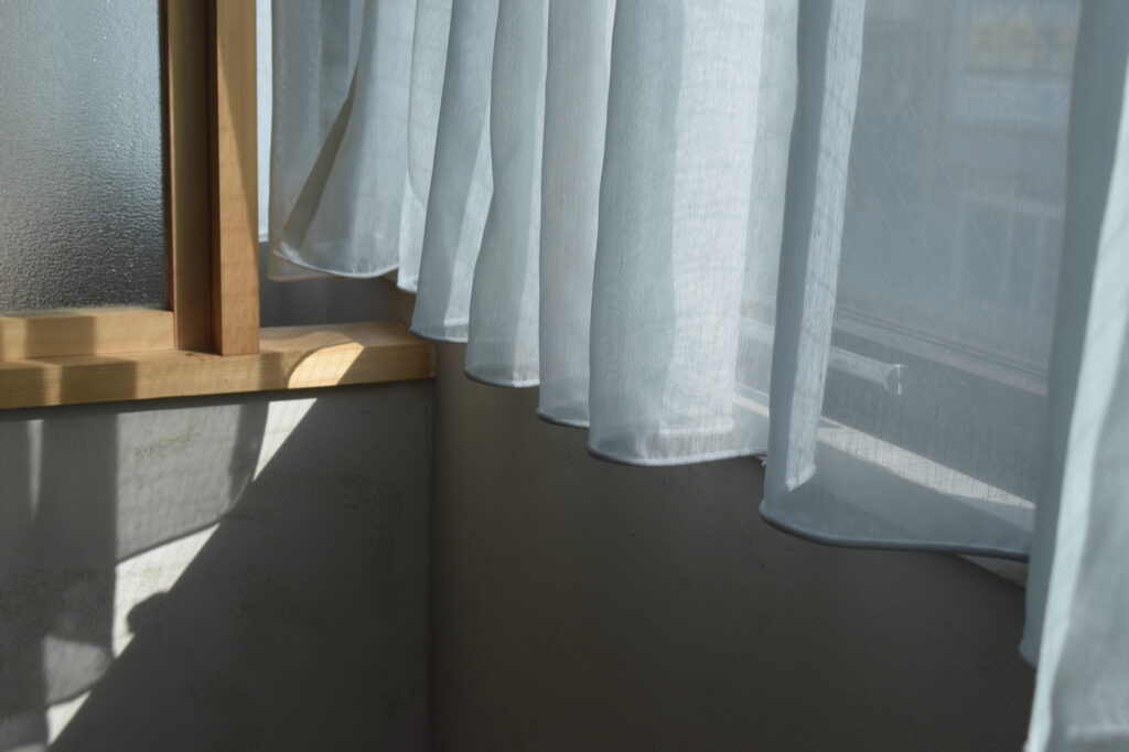 カーテンの間から光が差し込んでいる様子