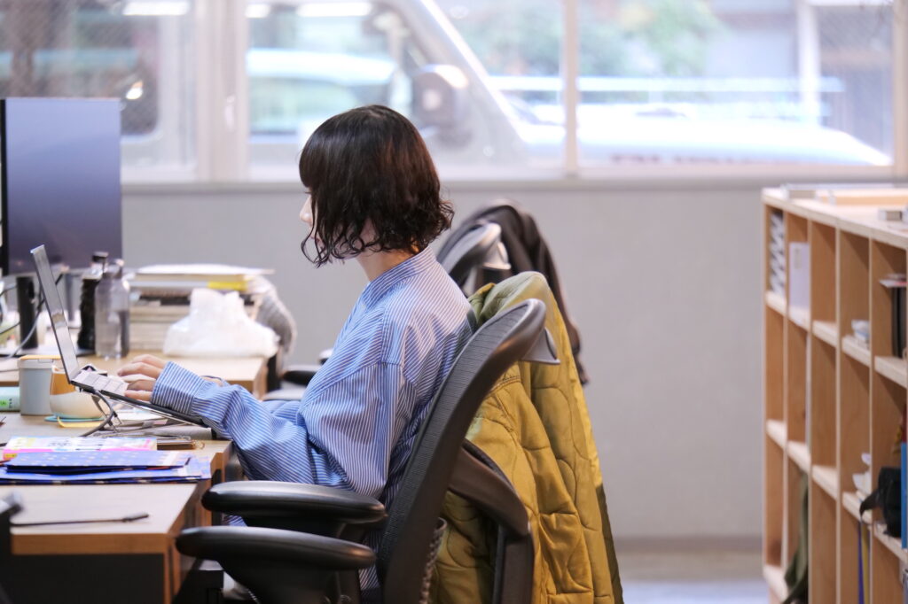 オフィスで作業するスタッフ