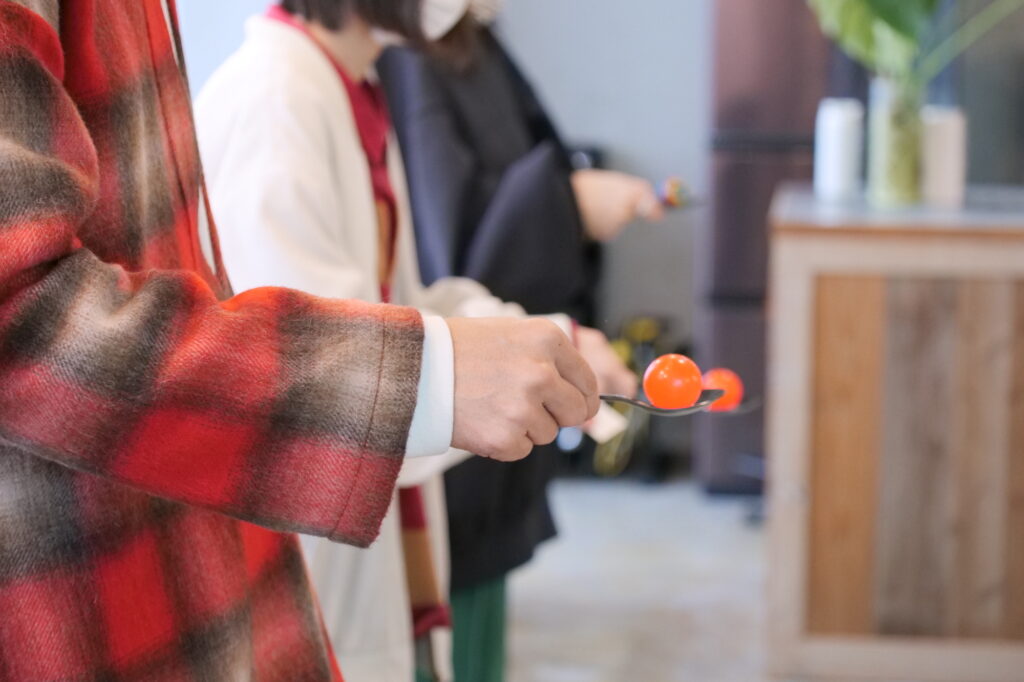 ピンポン玉をスプーンに乗せてスタートラインに立つメンバー