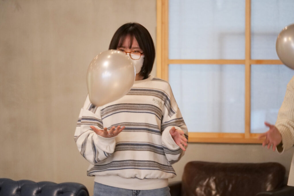 風船を落とさないように練習するメンバー