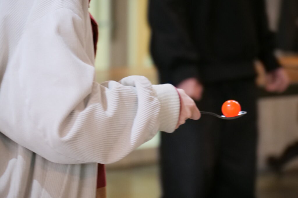 ピンポン玉を乗せたスプーンを片手にさまようメンバー