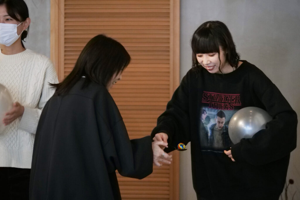 ピンポン玉を乗せたスプーンを渡す様子