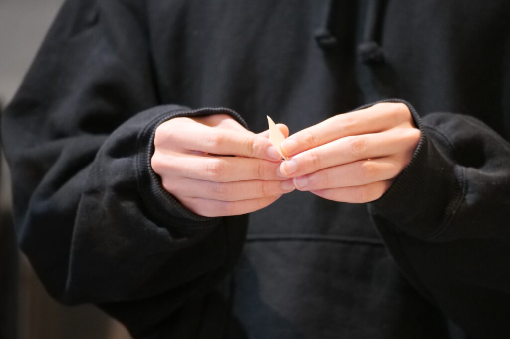 お題カードを開こうとするメンバー