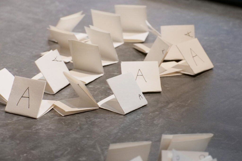 たくさんの折り畳まれたお題カード