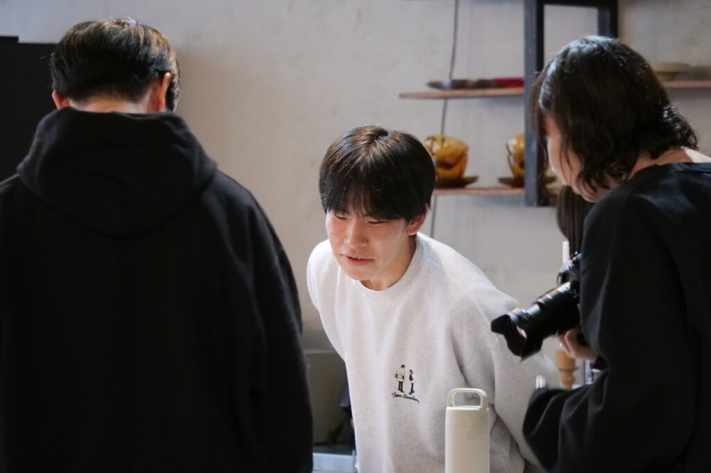 お題カードを見つめるメンバーたち