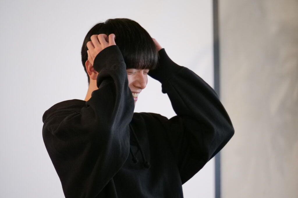 頭を抱えるメンバー