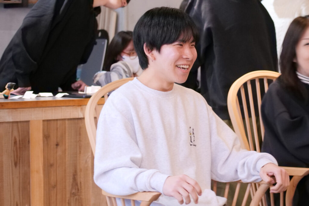 椅子に座って楽しそうに笑うメンバー