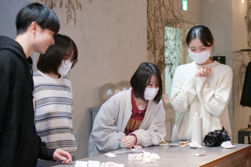 お題カードを見つめるメンバーたち