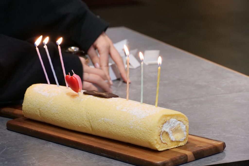 ろうそくが立てられたロールケーキ