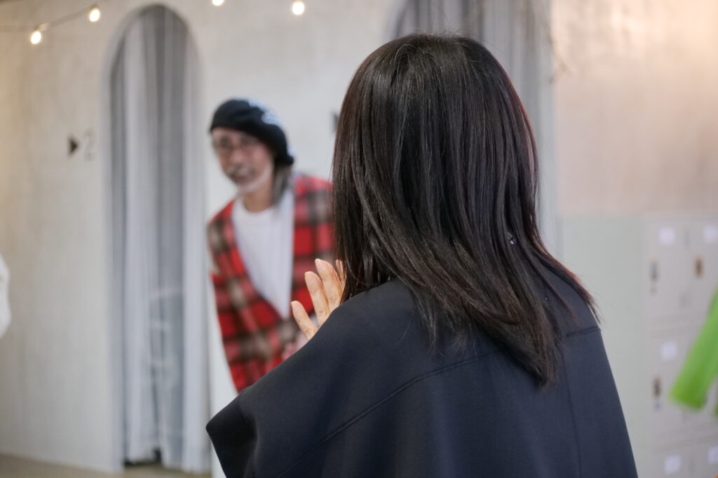 喜ぶメンバーの後ろ姿