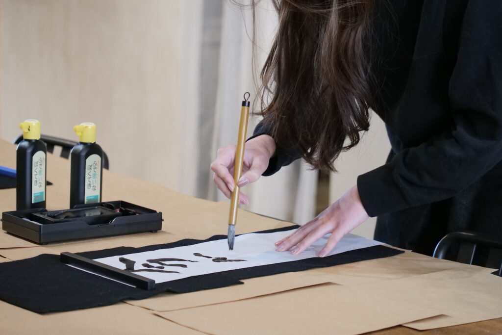 書き初めをするみよっしー