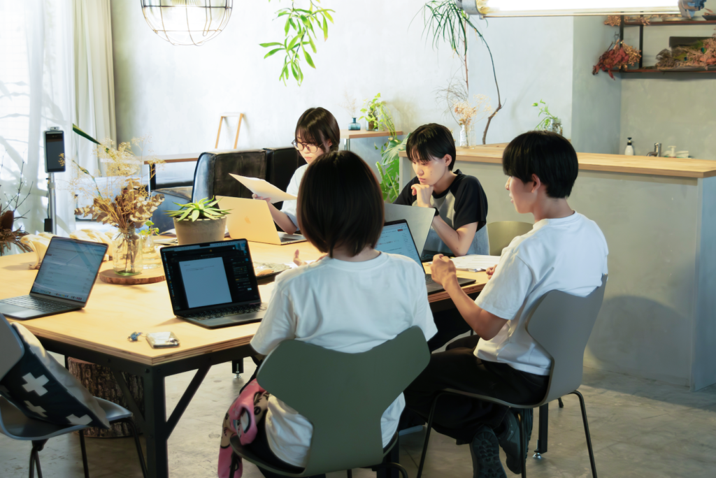 社内打ち合わせの様子